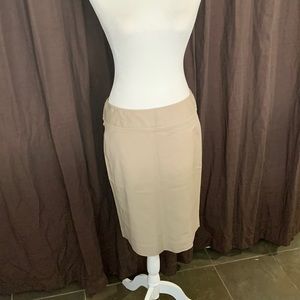 🌈Bundle any 3 items under $10 & I will offer for $10 GAP pencil skirt